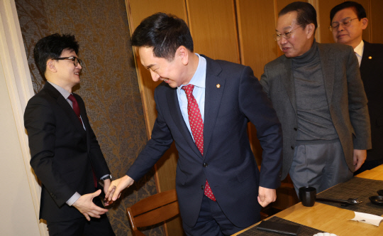 김기현 전 국민의힘 대표가 17일 서울 여의도 한식당에서 4선·5선 중진 의원들과의 오찬 간담회에 앞서 한동훈 비상대책위원장과 악수하기 위해 손을 건네고 있다. 공동취재=연합뉴스.